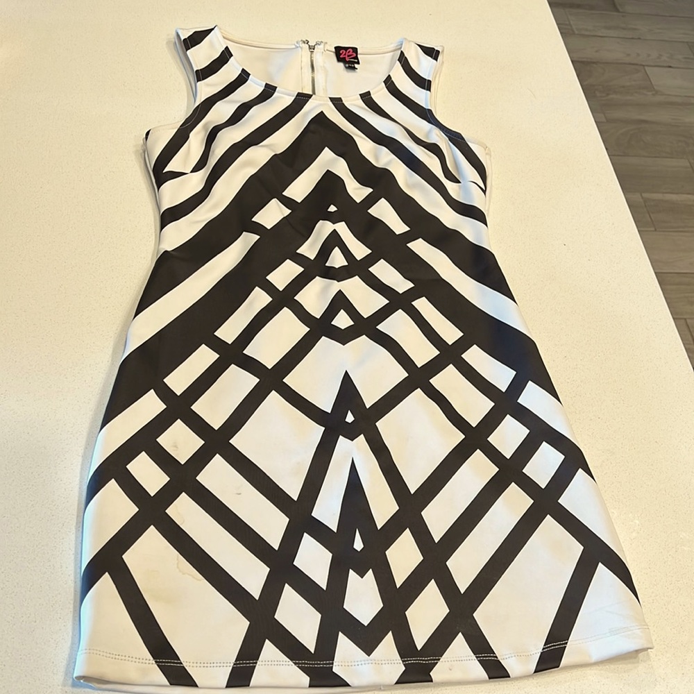 2B bebe fitted black and white dress